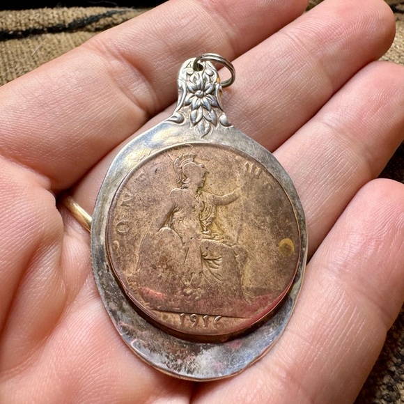 Antique spoon and 1916 penny pendant. - Picture 9 of 11